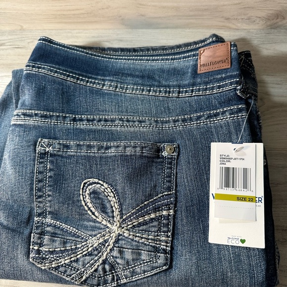 Wallflower Plus Size Stretchy Jeans - Picture 4 of 8